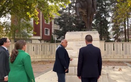 Бойко Борисов се поклони пред паметника на ген. Иван Колев в Добрич