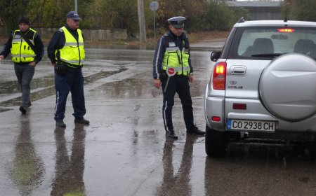 В Каварна задържаха двама пътници в автомобил с 66,30 грама канабис
