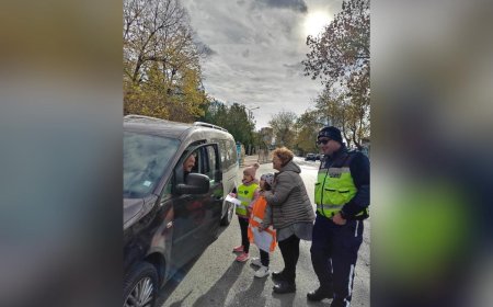 Децата от ДГ "Първи юни", с помощта на КАТ, спират шофьори и им напомнят да карат внимателно