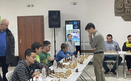 Гросмайсторът Момчил Петков надви 21 души на шах в рамките на 3 часа /видео/