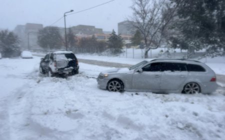 Двама добричлии помагат на закъсали шофьори в Добрич, вадят заседнали в преспи коли с джип
