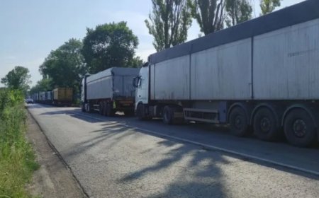 Пиян шофьор с влекач, изпреварвайки колона от коли, откъсна бронята на друго МПС и закъса в снега