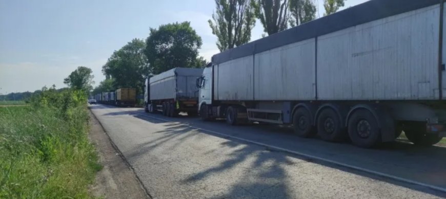 Пиян шофьор с влекач, изпреварвайки колона от коли, откъсна бронята на друго МПС и закъса в снега