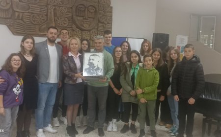 Ротари клуб Добрич подари на всички училища в Добрич комплект с портретите на 16 будители