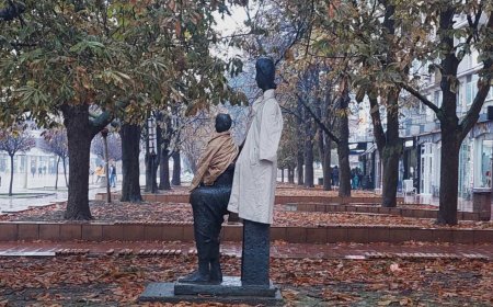 Скулптурата на майка и дете в Центъра осъмна облечена с якета