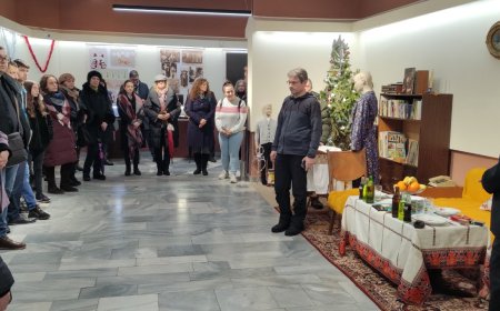 Носталгичен спомен за Коледа от социалистическо време представя изложба на РИМ Добрич (СНИМКИ)