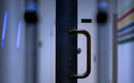 Задържан е мъж, умишлено увредил входна врата на магазин по бул. „25-ти септември“
