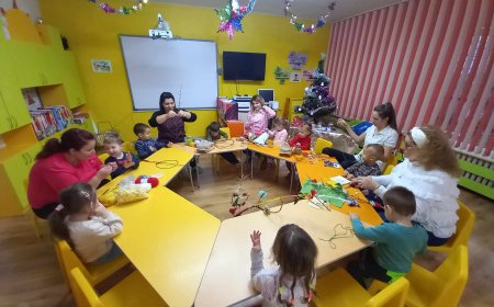Малчуганите от ДГ „Първи юни“ твориха коледни сурвакници