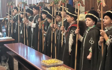 Коледари поздравиха общинските съветници в Добрич