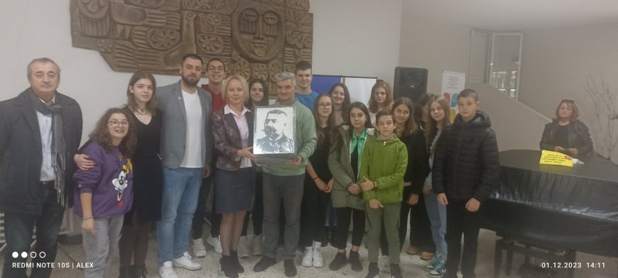 Ротари клуб Добрич подари на всички училища в Добрич комплект с портретите на 16 будители