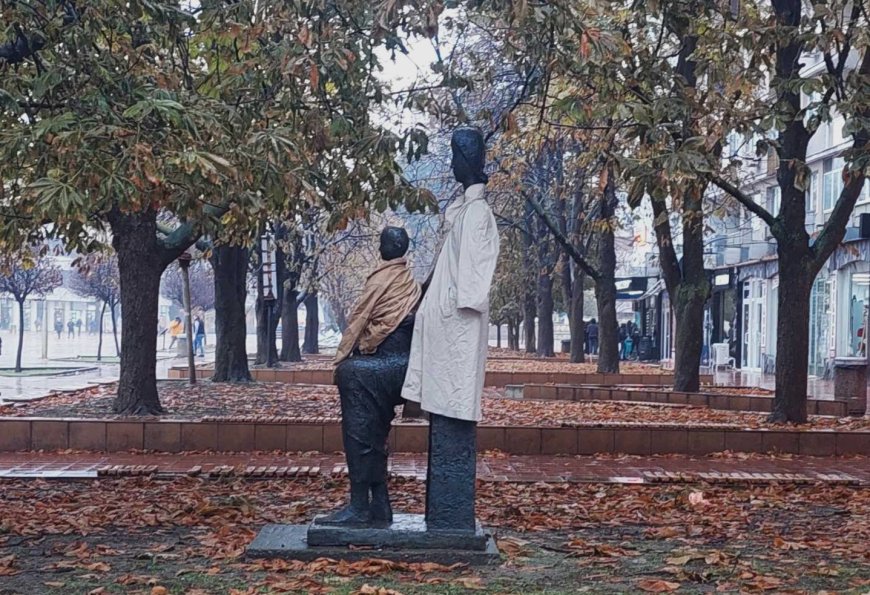 Скулптурата на майка и дете в Центъра осъмна облечена с якета
