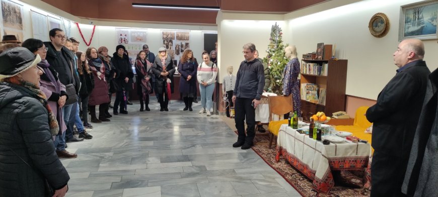 Носталгичен спомен за Коледа от социалистическо време представя изложба на РИМ Добрич (СНИМКИ)