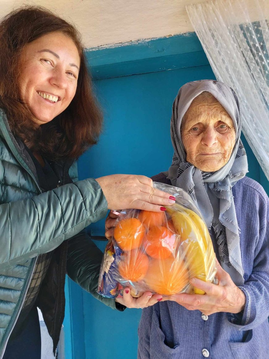Над 80 самотно живеещи възрастни получиха коледни пакети от община Крушари