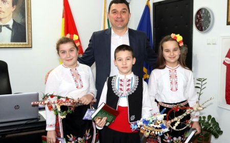 Сурвакари наричаха за здраве и късмет в Общинската администрация Генерал Тошево