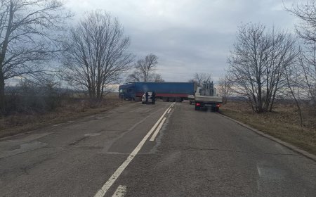 ТИР затъна в канавка и пречи на нормалното движение по пътя Одринци- Добрич