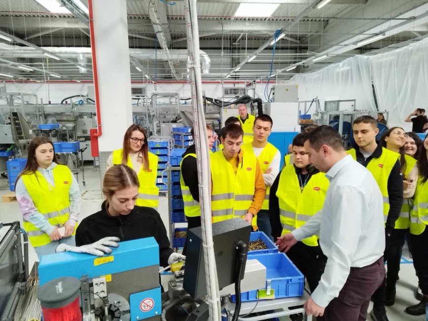 Първи срещи с работодатели: Ученици от Добрич на посещение в "Неопърл България"