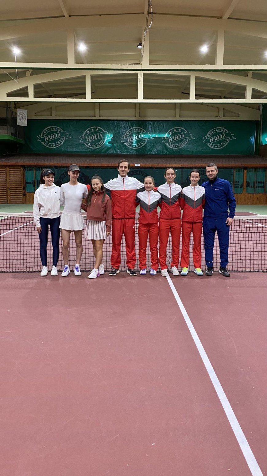 Момичетата  до 14 години от националния отбор са на лагер в залата на тенис клуб „Изида”