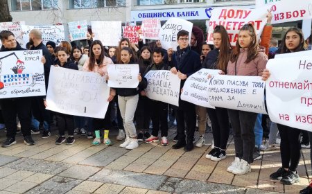 Деца, родители и учители протестират срещу орязване на гимназиални паралелки в Добрич
