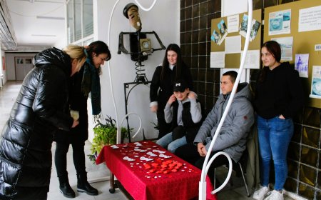 Изложба базар с ръчно изработени валентинки подредиха учениците от ПГ „М.В.Ломоносов”