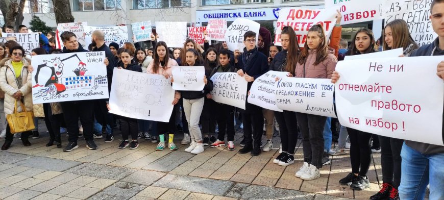 Деца, родители и учители протестират срещу орязване на гимназиални паралелки в Добрич