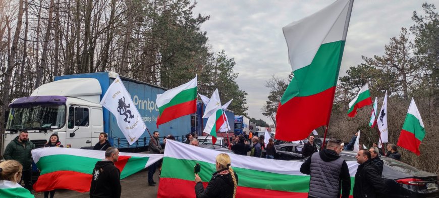 "Възраждане" блокира няколко гранични пункта в страната заради отхвърления референдум за българския лев