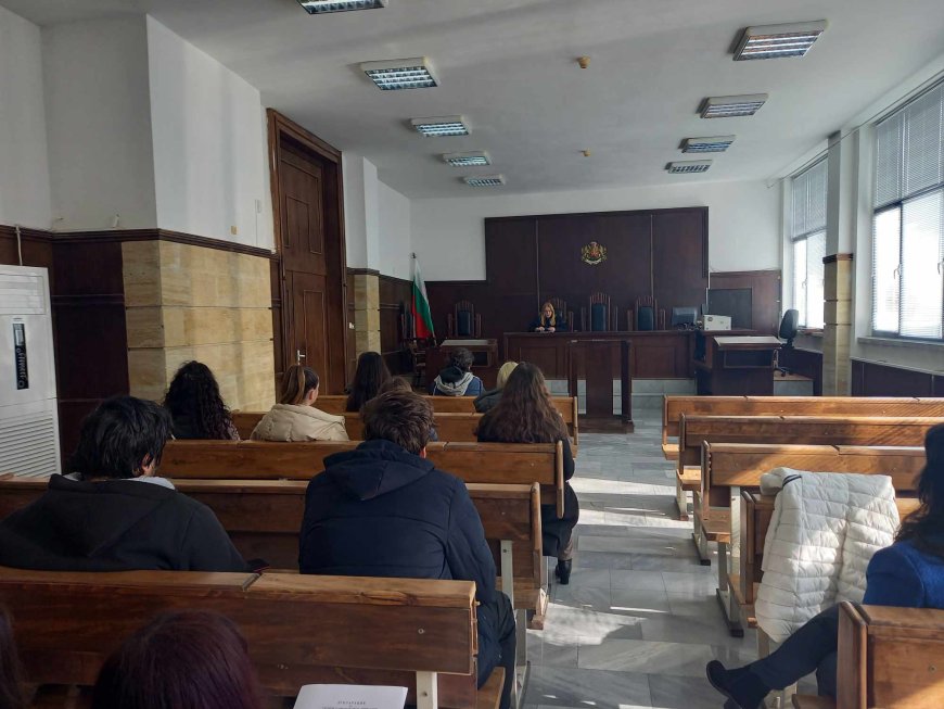 Ученици от СУ „Любен Каравелов“ разговаряха със съдия от Окръжния съд в Добрич