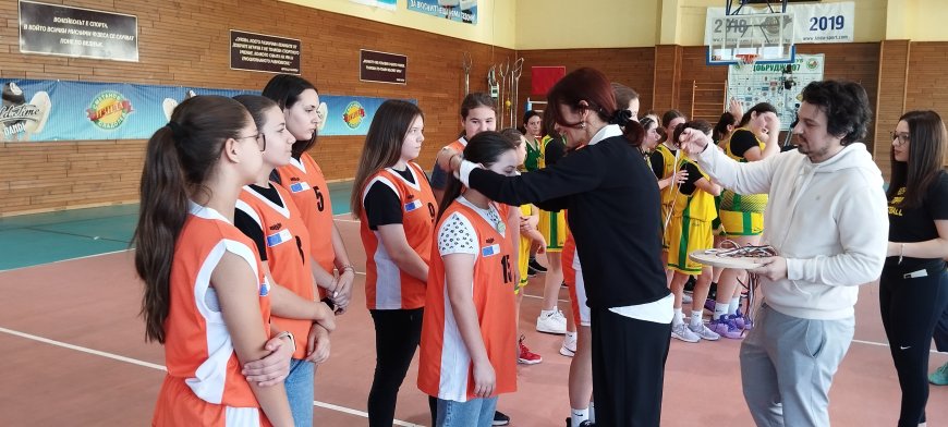 Момичетата от ОУ „Христо Ботев” и юношите от ЕГ „Гео Милев” са победители в ученическите игри по баскетбол