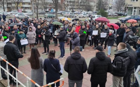 Протестиращите пред съдебната палата поискаха оставки и настояха за отговори от институциите във връзка с убийството в градския парк