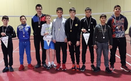 ОУ „Христо Ботев” е първенец в ученическите игри по бадминтон при момичета и момчета