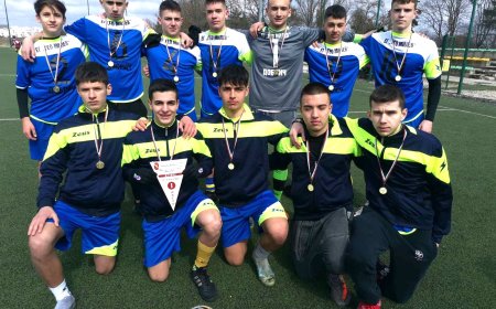 ЕГ „Гео Милев” е първенец в общинския етап на ученическите игри по футбол 11-12 клас