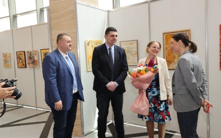 Изложба на добричката художничка Велина Христова беше открита в Народното събрание