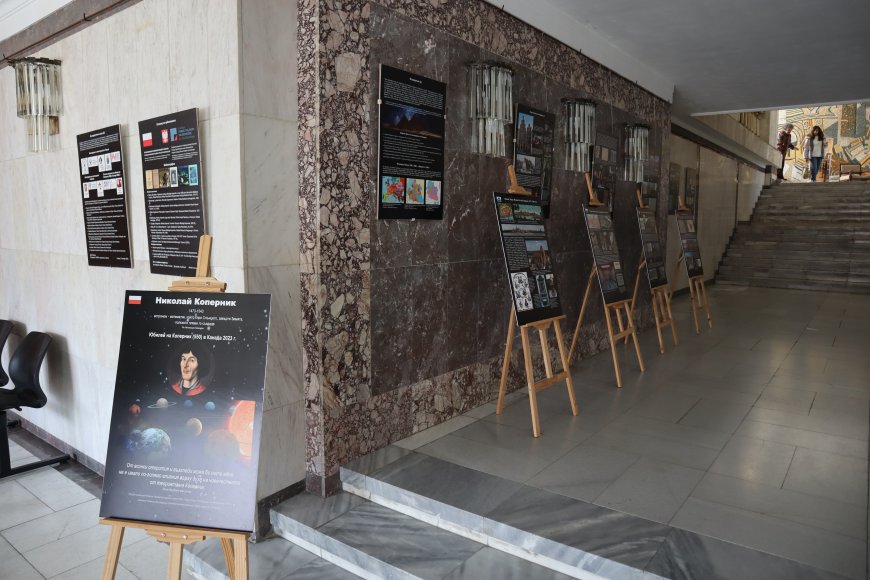 Фотодокументална изложба, посветена на Коперник, представят в РБ „Дора Габе“
