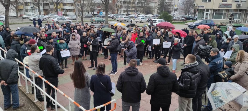 Протестиращите пред съдебната палата поискаха оставки и настояха за отговори от институциите във връзка с убийството в градския парк