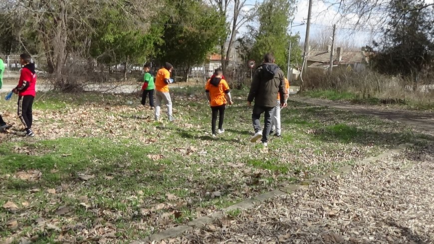 В Крушари започна пролетното почистване