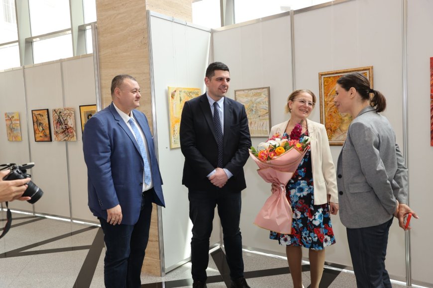 Изложба на добричката художничка Велина Христова беше открита в Народното събрание