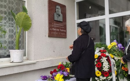 Паметна плоча на д-р Ивелин Тончев бе открита днес  в с.Смолница