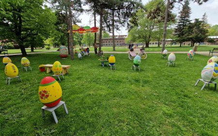 Великденска украса в градския парк на Добрич /снимки/