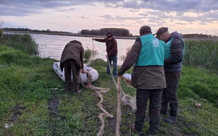 ИАРА иззеха  гумена лодка, мрежи и 65 кг. платика при нощна проверка на Шабленското езеро