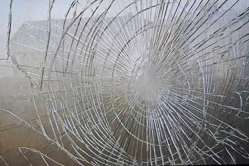 Задържаха мъж, счупил стъкла на автобусна спирка в село Безмер
