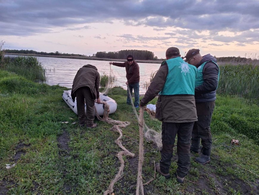 ИАРА иззеха  гумена лодка, мрежи и 65 кг. платика при нощна проверка на Шабленското езеро