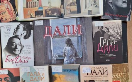 Витрина, посветена на Салвадор Дали, подредиха в Регионална библиотека „Дора Габе“