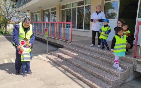 Полицаи учат малчуганите от с. Кардам да пресичат правилно