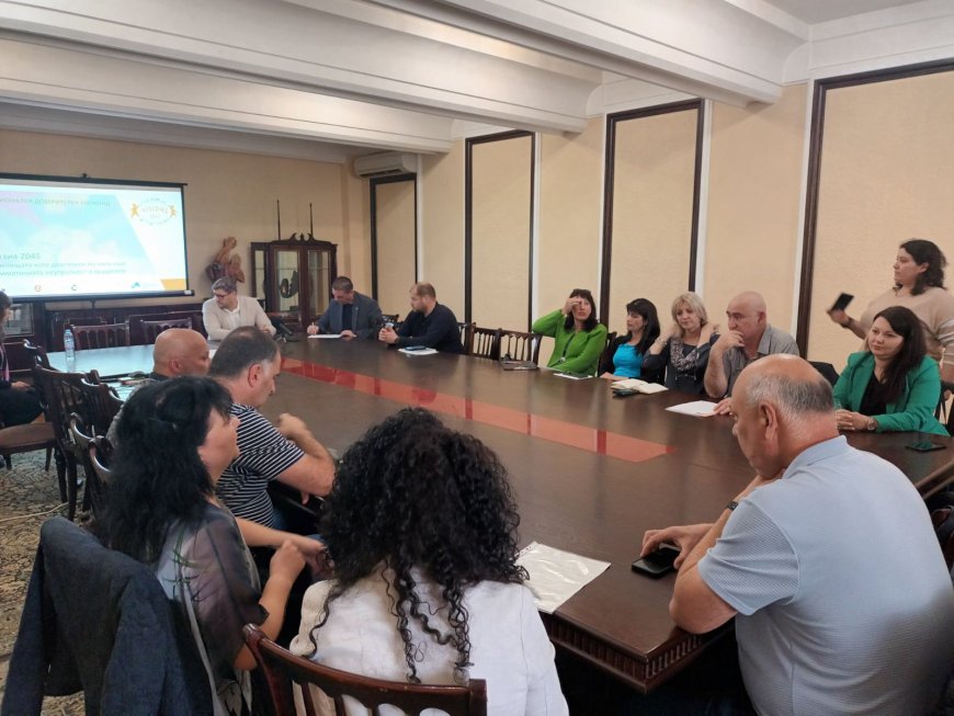 Работна среща „Училищата в общината като лидери по пътя към климатична неутралност на общината“ се провежда в Добрич