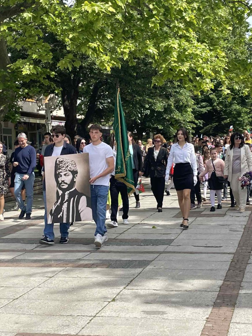 С тържествено шествие Каварна отбеляза 24 май