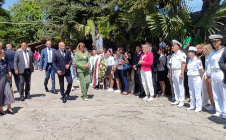 Президентът Румен Радев засади дърво в Ботаническата градина в Балчик по повод Световния ден на околната среда