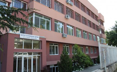 Изведоха насила буйстващ психично болен мъж от апартамента му в Каварна