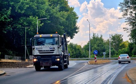 Започна оросяването на основните улици и булеварди в Добрич, заради високите температури