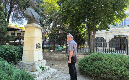 Областният управител се поклони пред паметника на Васил Левски