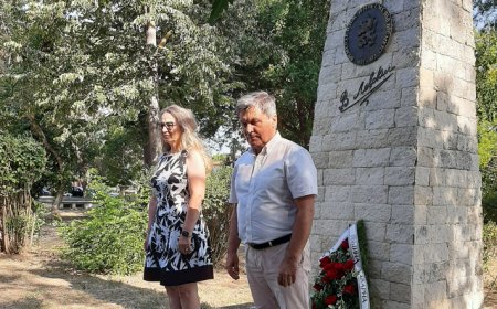Каварна поднесе венци и цветя пред паметника на Васил Левски