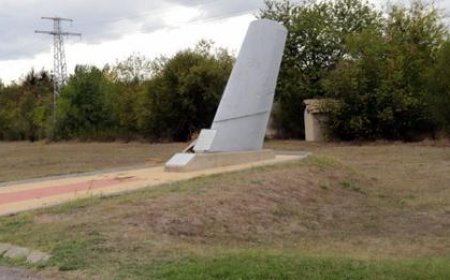 Генерал Тошево почете паметта на двамата пилоти, загинали, спасявайки града преди 38 години